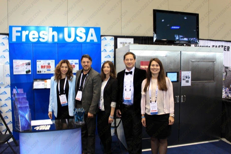 Equipo de Fresh USA en una exposición comercial